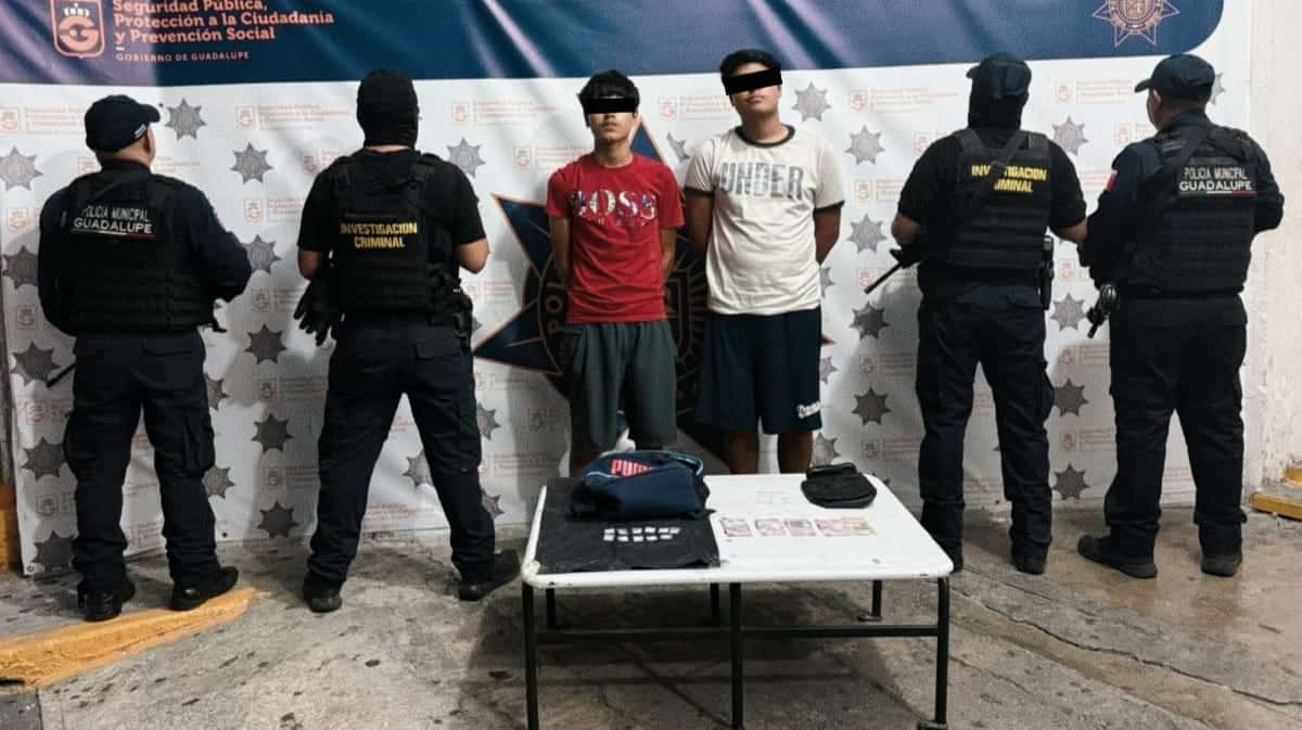 Dos hermanos, señalados como presuntos responsables del robo de una camioneta de paquetería de la empresa Mercado Libre, fueron capturados por elementos de la Unidad de Investigación Criminal de la Policía de Guadalupe.