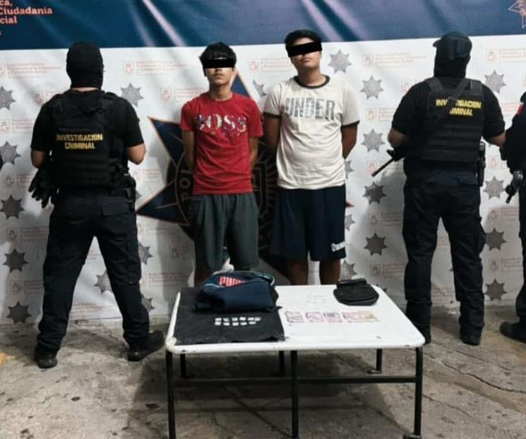 Roban camioneta y los detienen