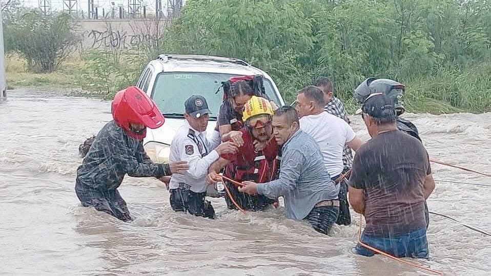 Viven regios un caótico día a causa de las precipitaciones Viven regios un caótico día a causa de las precipitaciones
