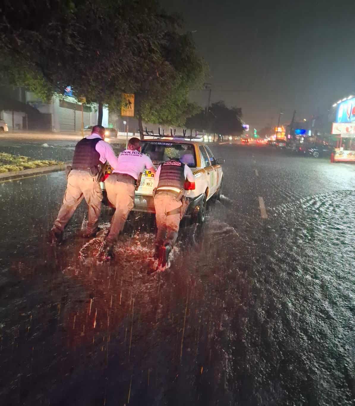 Durante las lluvias registradas la noche del domingo y madrugada de ayer, oficiales de la Policía de Monterrey brindaron apoyo a automovilistas que se quedaron varados en diferentes avenidas de la ciudad.