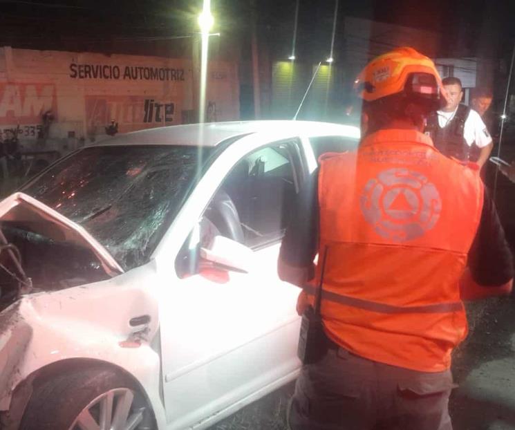 Muere conductor al estrellar auto contra poste en Apodaca