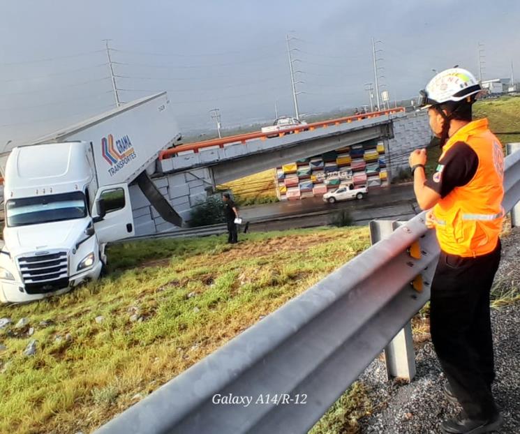 Queda tráiler colgado de puente