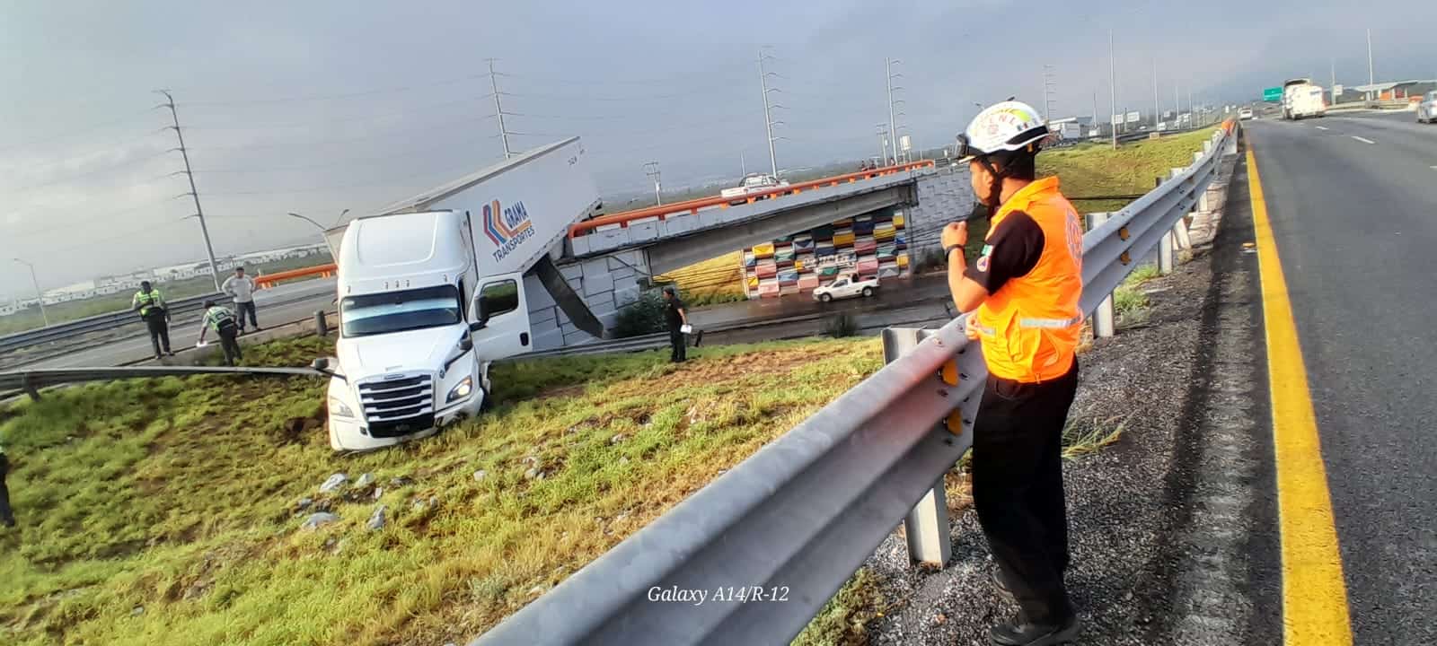 Un tráiler quedó fuera de control y tras derrapar quedó colgando de un puente, ayer en el Arco Vial a la altura del municipio de García.