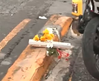 El susto de su vida se llevó un motociclista al ser impactado por un automóvil, que lo proyecto contra una cruz que había sido colocada, en memoria de otro joven que murió en similares circunstancias, en la zona norte de Monterrey.
