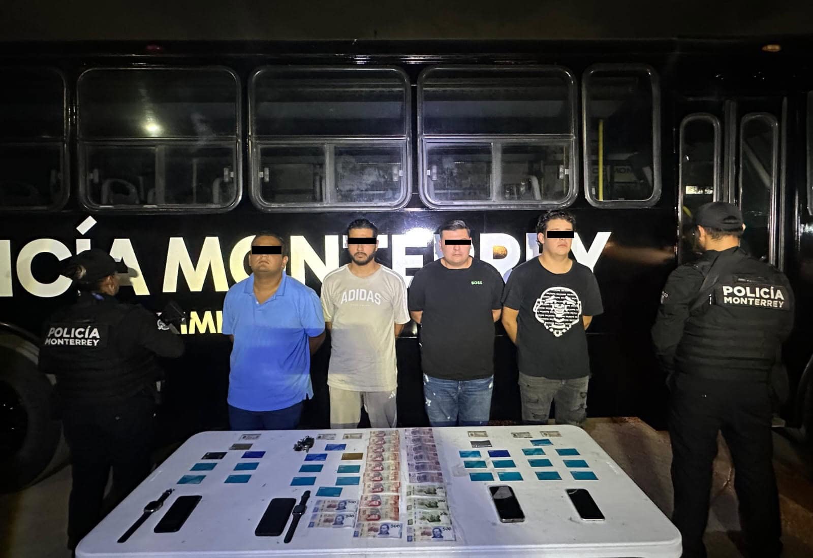 Al portar más de 30 tarjetas bancarias, cuatro jóvenes fueron detenidos por oficiales de la Policía de Monterrey, a bordo de un vehículo que participó el viernes en un hecho delictivo en Saltillo, Coahuila, y en el que viajaban a exceso de velocidad por el cetro de la ciudad.