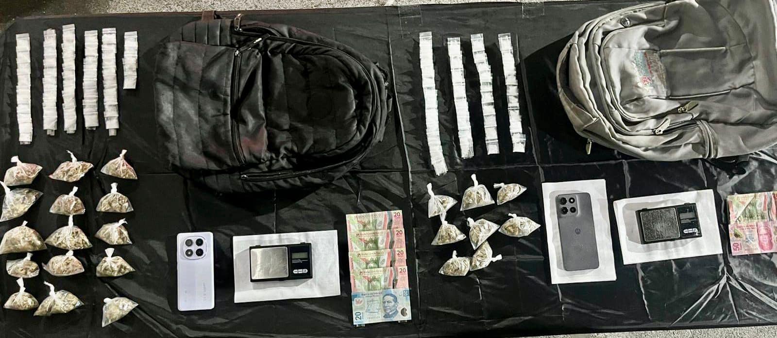 Cuatro hombres dos de ellos menores de edad que peleaban, fueron detenidos por el Grupo de Coordinación Metropolitana, luego de ser sorprendidos con varias dosis de narcóticos; esto en Guadalupe.