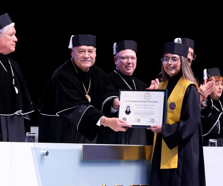 Reconocen mérito académico de egresados de preparatoria y facultad