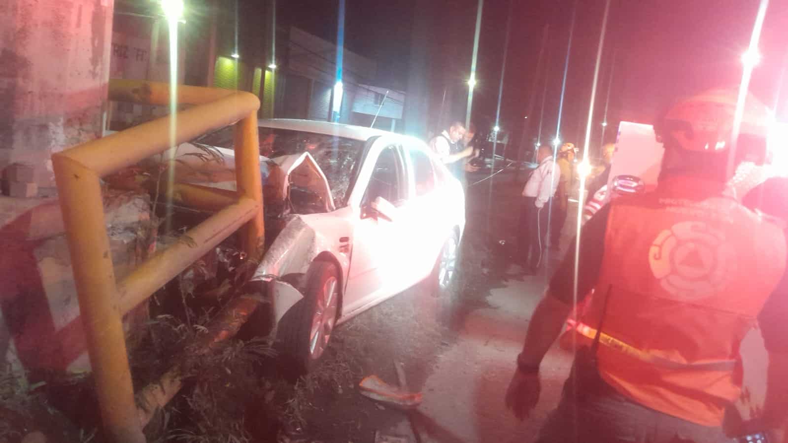 El conductor de un vehículo falleció luego de estrellarse contra un poste de concreto de la Comisión Federal de Electricidad, la noche del martes en el municipio de Apodaca.