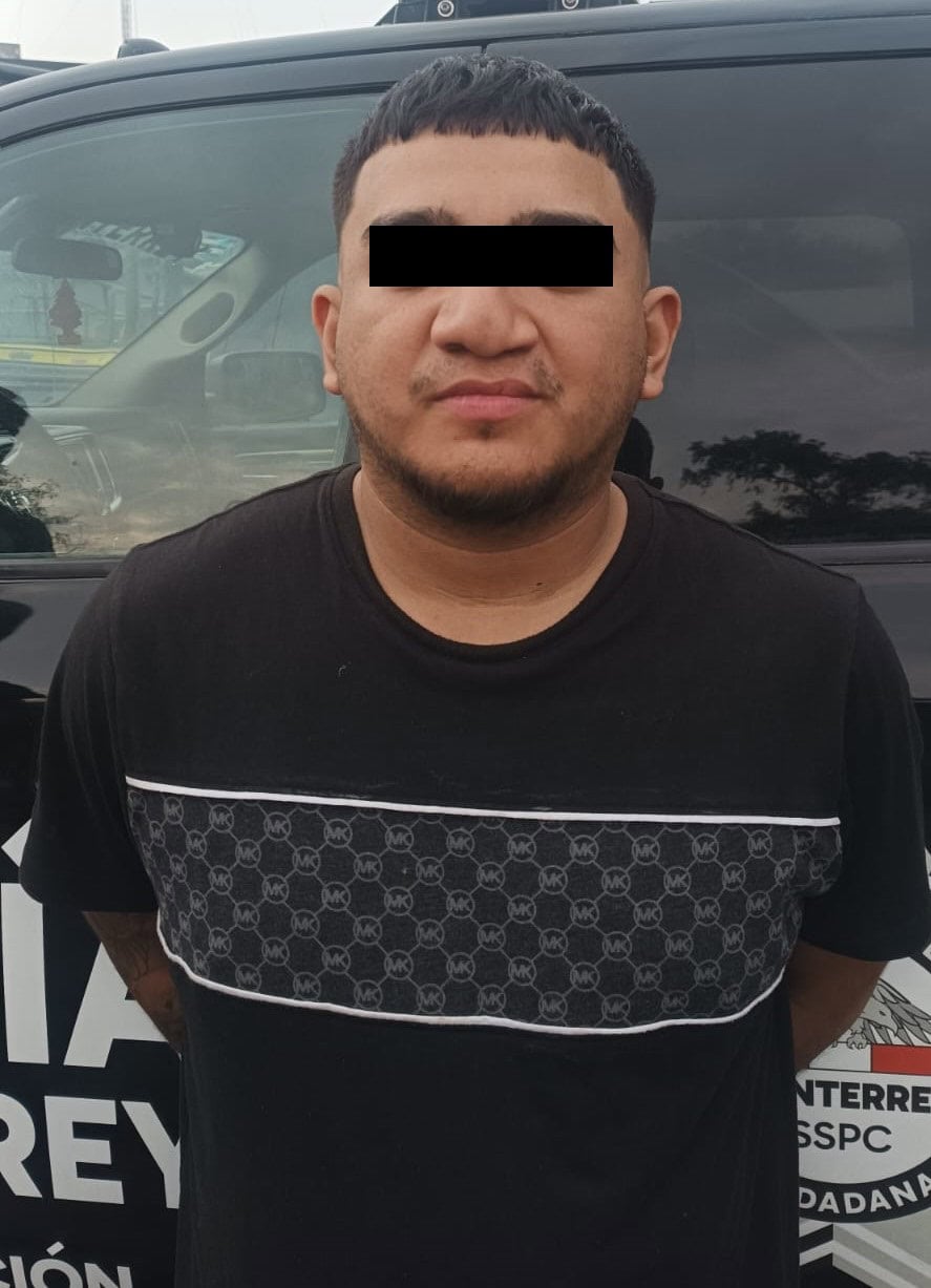 Un joven fue detenido por oficiales de la Policía de Monterrey, luego que presuntamente al revisarlo le encontraran entre su ropa ocho envoltorios con sustancia similar al cristal y cocaína en piedra, además cuenta con robos a gasolineras y un negocio de billar.