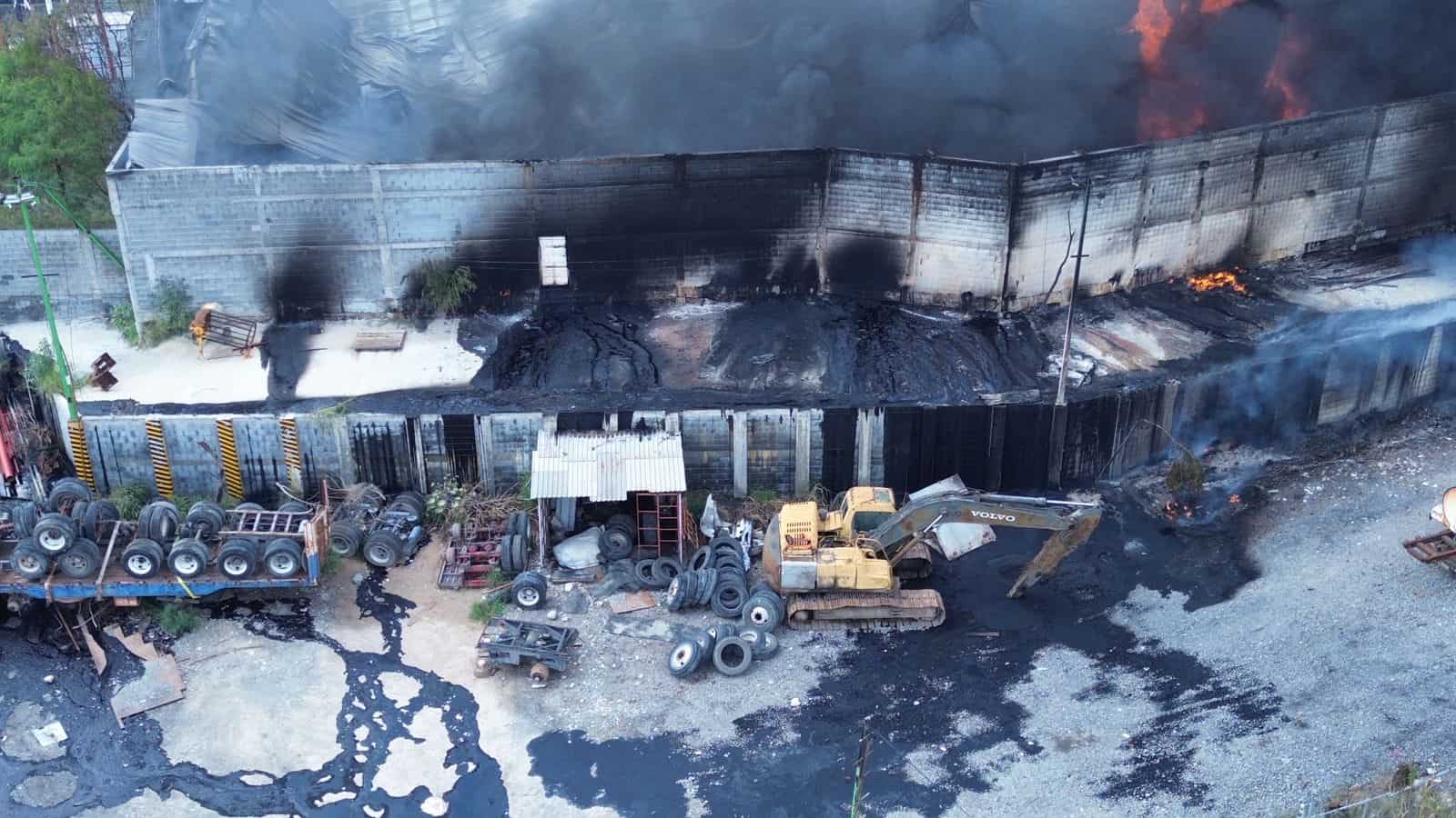 El incendio de tres pipas que alcanzó a una empresa y dos vehículos, en el Parque Industrial Escobedo, movilizó ayer a elementos de rescate de diversas corporaciones, se reportaron al menos tres lesionados y evacuaciones, entre otras la de un kínder.