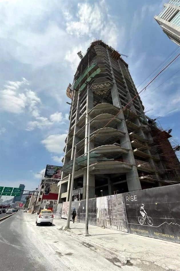 Un electricista perdió la vida en forma trágica al desplomarse de una altura de 120 metros, mientras laboraba en el 15 avo piso de la Torre Rise ubicada en la zona del Obispado en esta ciudad.