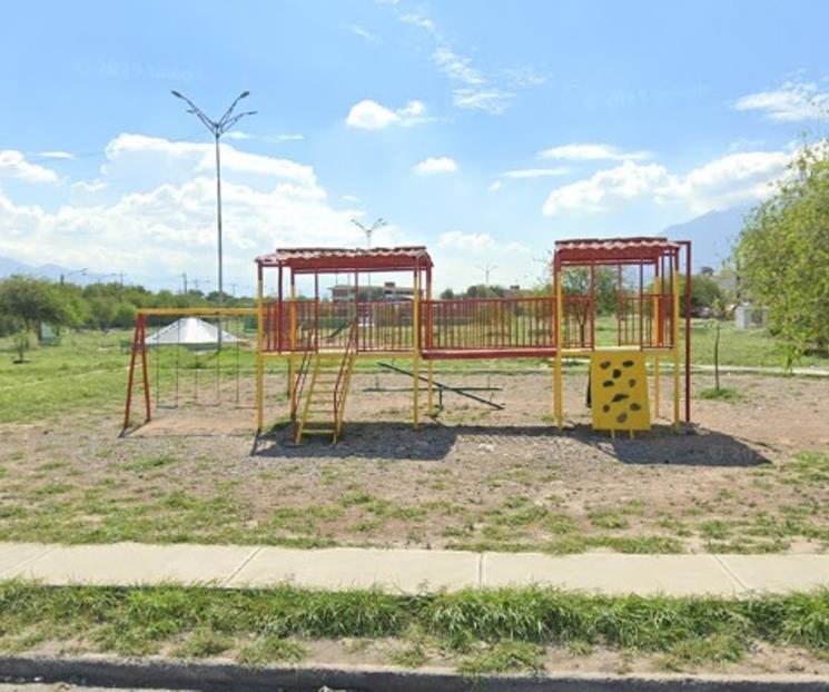 Indagan muerte de menor que cayó de un juego en una plaza pública