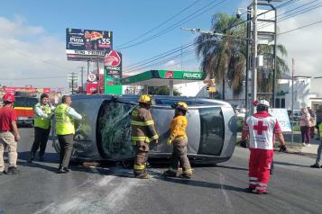 Termina volcado tras carambola