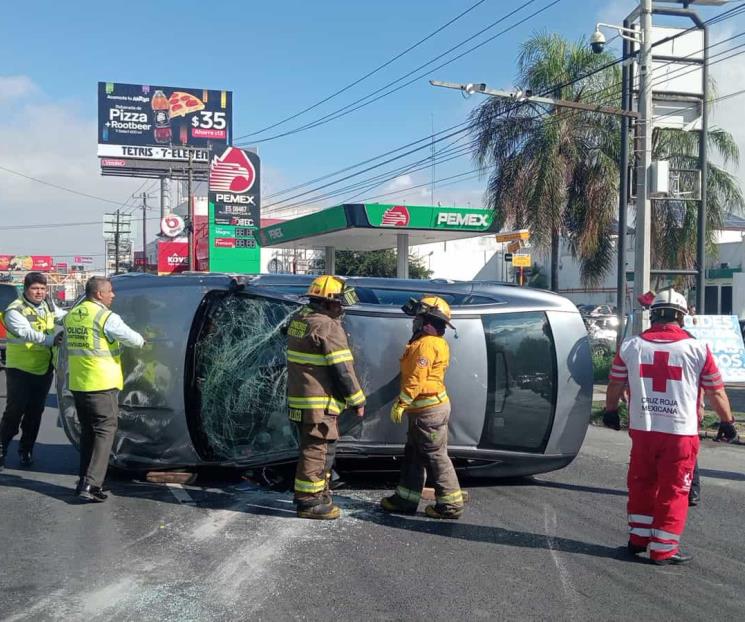 Termina volcado tras carambola