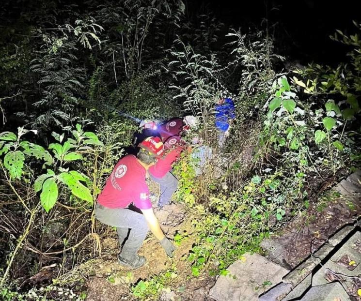Rescatan a anciano que cae a barranco