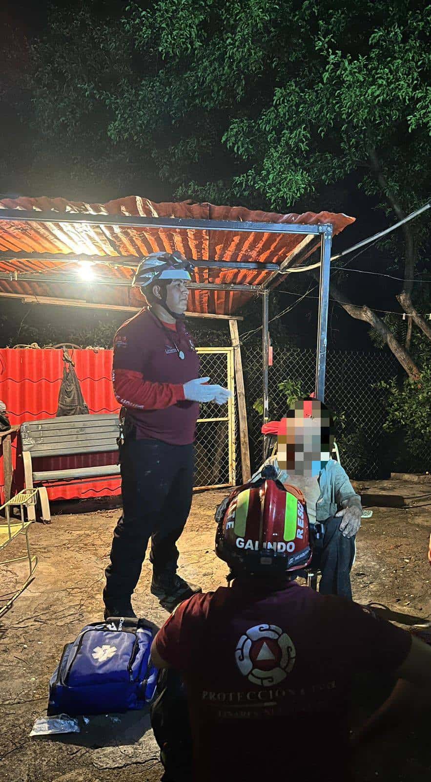 Elementos de Protección Civil Municipal de Linares, lograron rescatar con vida a un hombre de la tercera edad, que cayó de un barranco de tres metros de profundidad en una comunidad de esta localidad.