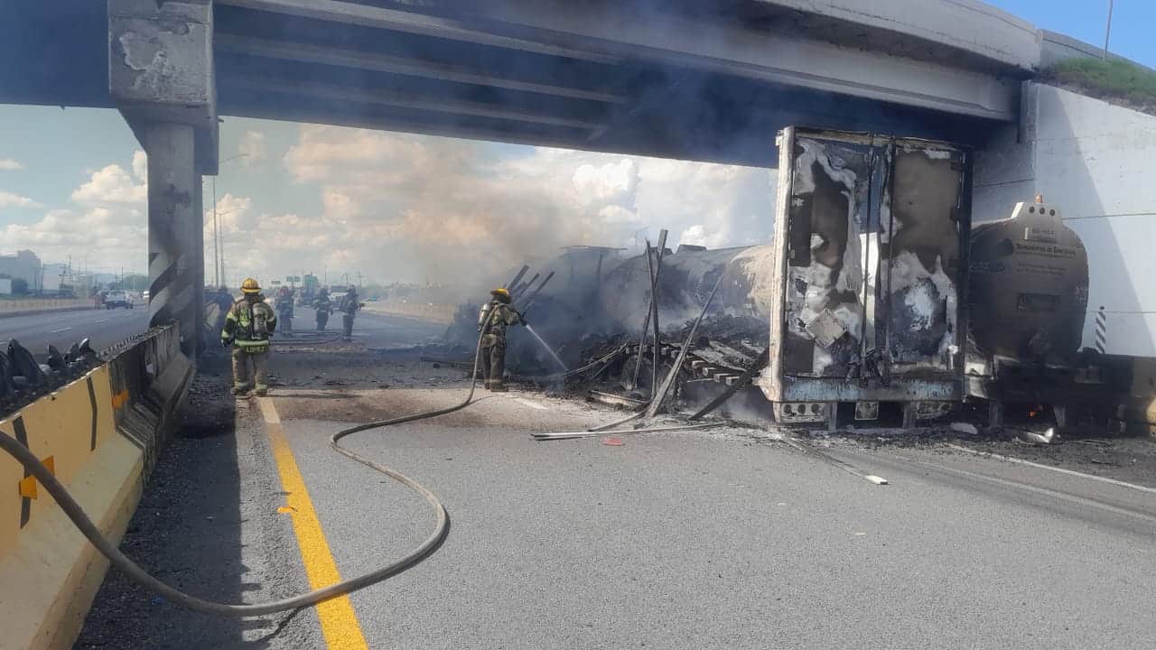 El accidente entre un tráiler y una pipa provocó que uno de ellos se incendiara, provocando la movilización de los cuerpos de auxilio, en Apodaca.