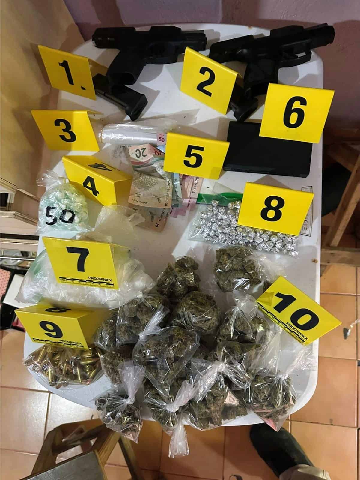 Un detenido, así como dos armas de fuego aseguradas y droga, fue el resultado de un operativo realizado por la Fiscalía General de Justicia, ayer en un domicilio de la Colonia Obrerista, en Monterrey.