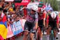 Gana Jasper etapa 19, Vingegaard sigue de líder