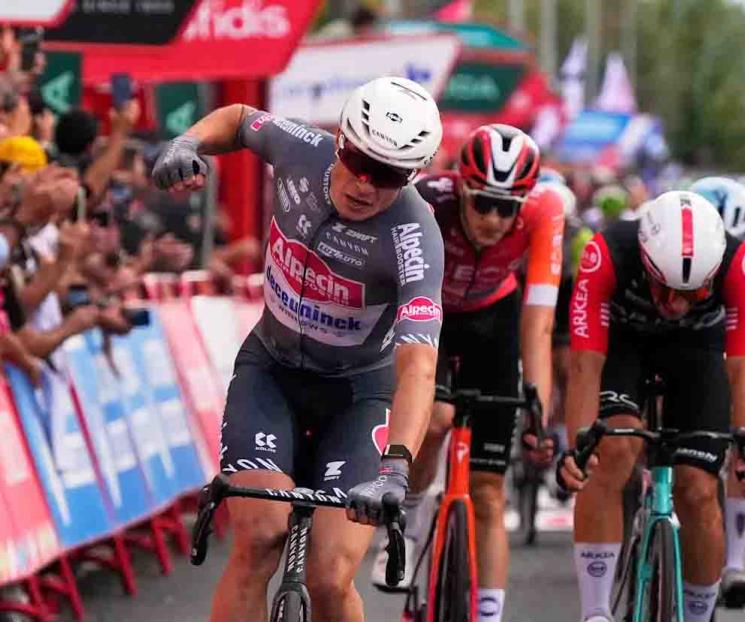 Gana Jasper etapa 19, Vingegaard sigue de líder