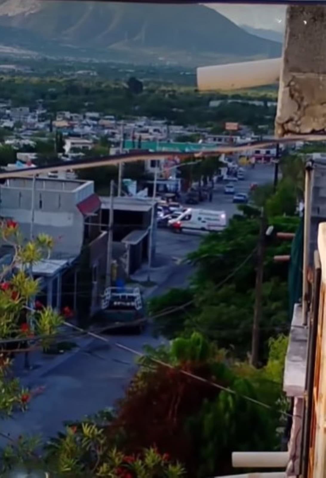Dos hombres resultaron lesionados al ser atacados a balazos por delincuentes que llegaron en dos vehículos, en Escobedo.