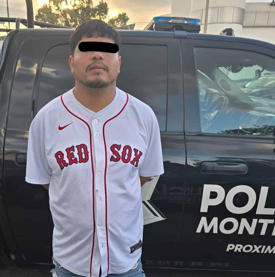 Un hombre y una mujer fueron detenidos por oficiales de la Policía de Monterrey, luego de cometer el robo en un centro comercial del centro de la ciudad para apoderarse de diversa mercancía.