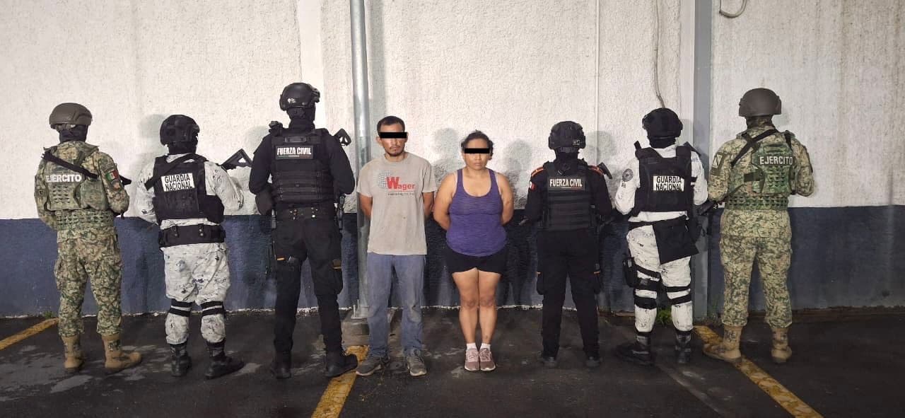 En posesión de un arsenal que ocultaban en una manta, un hombre y una mujer fueron arrestados por elementos del Grupo de Coordinación, en una brecha del municipio de Linares.