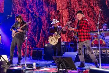 Demandan a Neil Young por el nombre de su banda Chrome Hearts