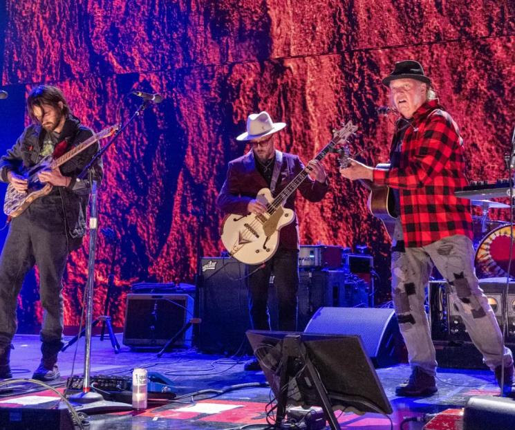 Demandan a Neil Young por el nombre de su banda Chrome Hearts
