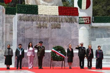 Asisten Hugo Aguilar y Kenia L&oacute;pez a ceremonia de los Ni&ntilde;os H&eacute;roes