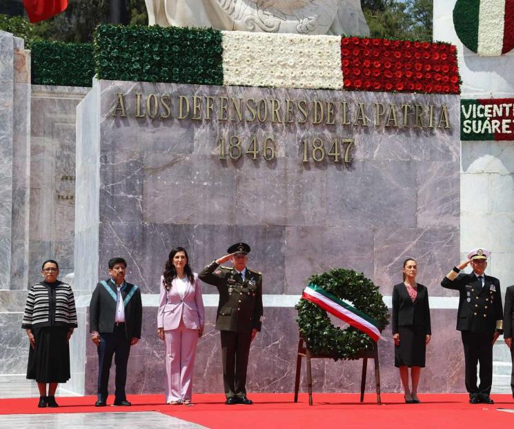 Asisten Hugo Aguilar y Kenia López a ceremonia de los Niños Héroes