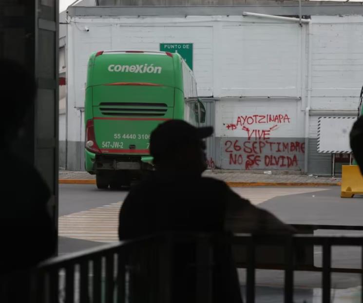 Bloquean presuntos normalistas la Central de Autobuses del Norte