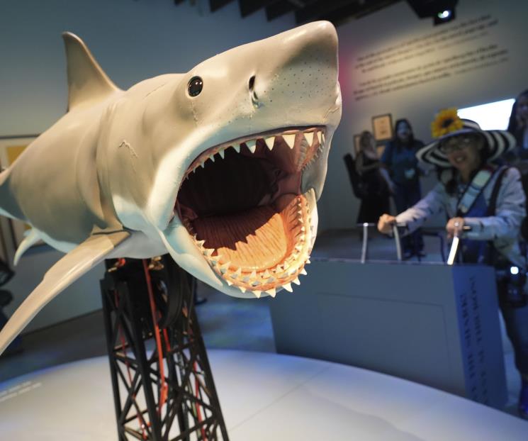 Presenta Steven Spielberg exposición de la película "Tiburón"