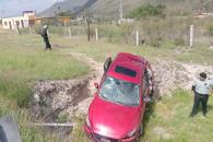 Cae auto en arroyo tras chocar en carretera a Saltillo