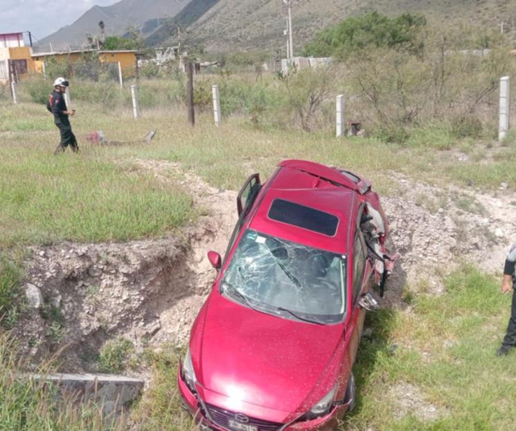 Cae auto en arroyo tras chocar en carretera a Saltillo
