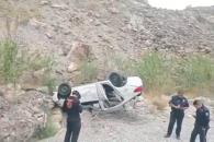 Auto se desbarranca en Garc&iacute;a y deja dos lesionados