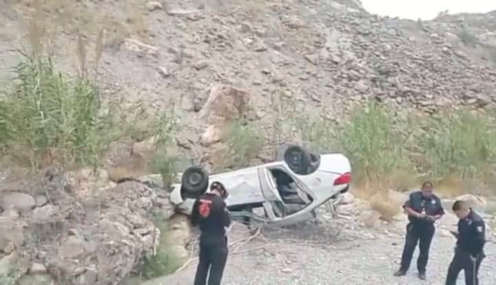 Auto se desbarranca en García y deja dos lesionados