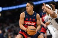 Se refuerzan Knicks con Michael Brogdon