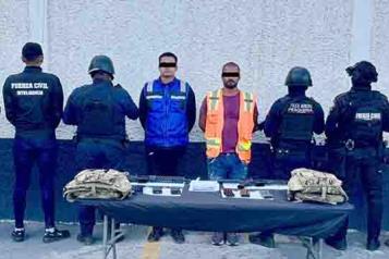 Caen dos en auto robado, con armas y droga