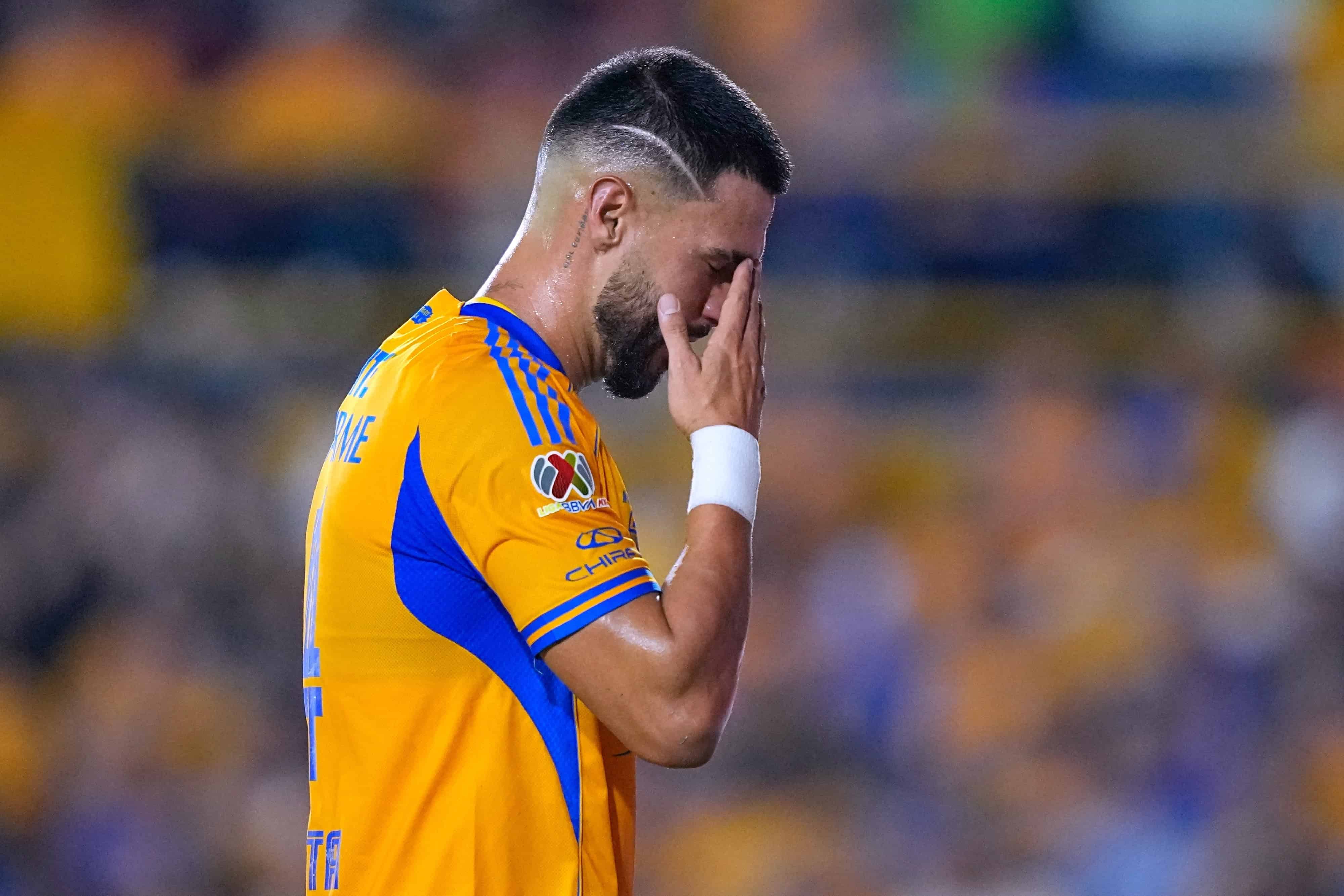 Juan Sánchez Purata es expulsado.