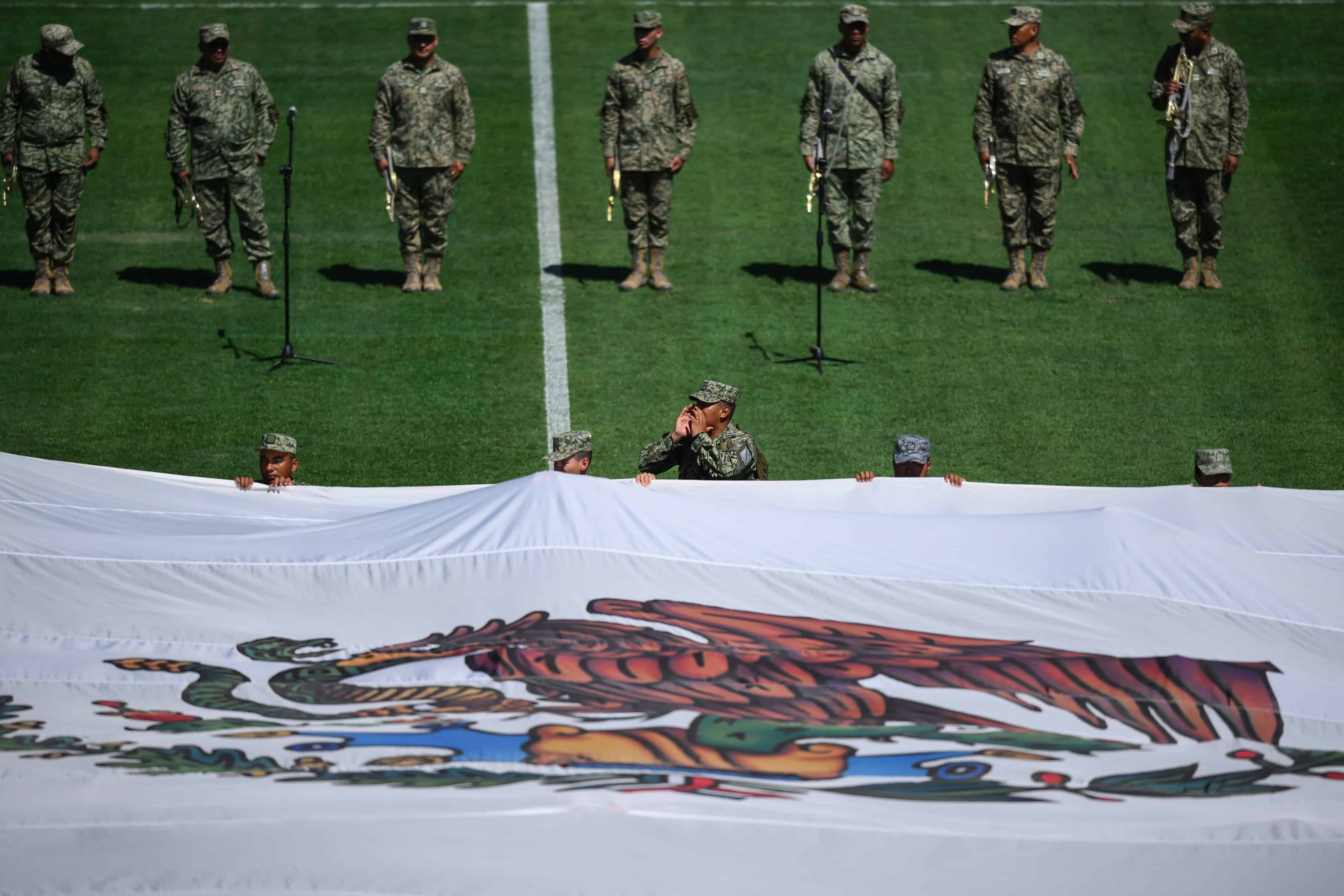 Honores a la bandera de México.