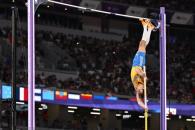 Rompe Armando Duplantis récord mundial en salto con garrocha