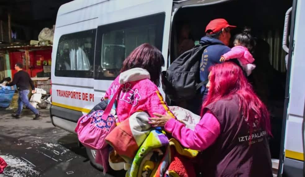 Crece socav&oacute;n en Iztapalapa y obliga a evacuar a 8 familias