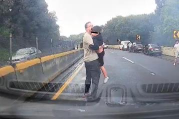 Rescata colaborador de Noroña a menor tras accidente