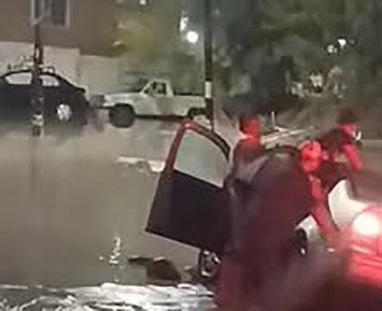 Cae auto en zanja de AyD