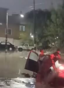 La falta de visibilidad, presuntamente por la lluvia, llevaron a que un automovilista cayera en una zanja por obras inconclusas de Agua y Drenaje, la noche del domingo en el municipio de Guadalupe.