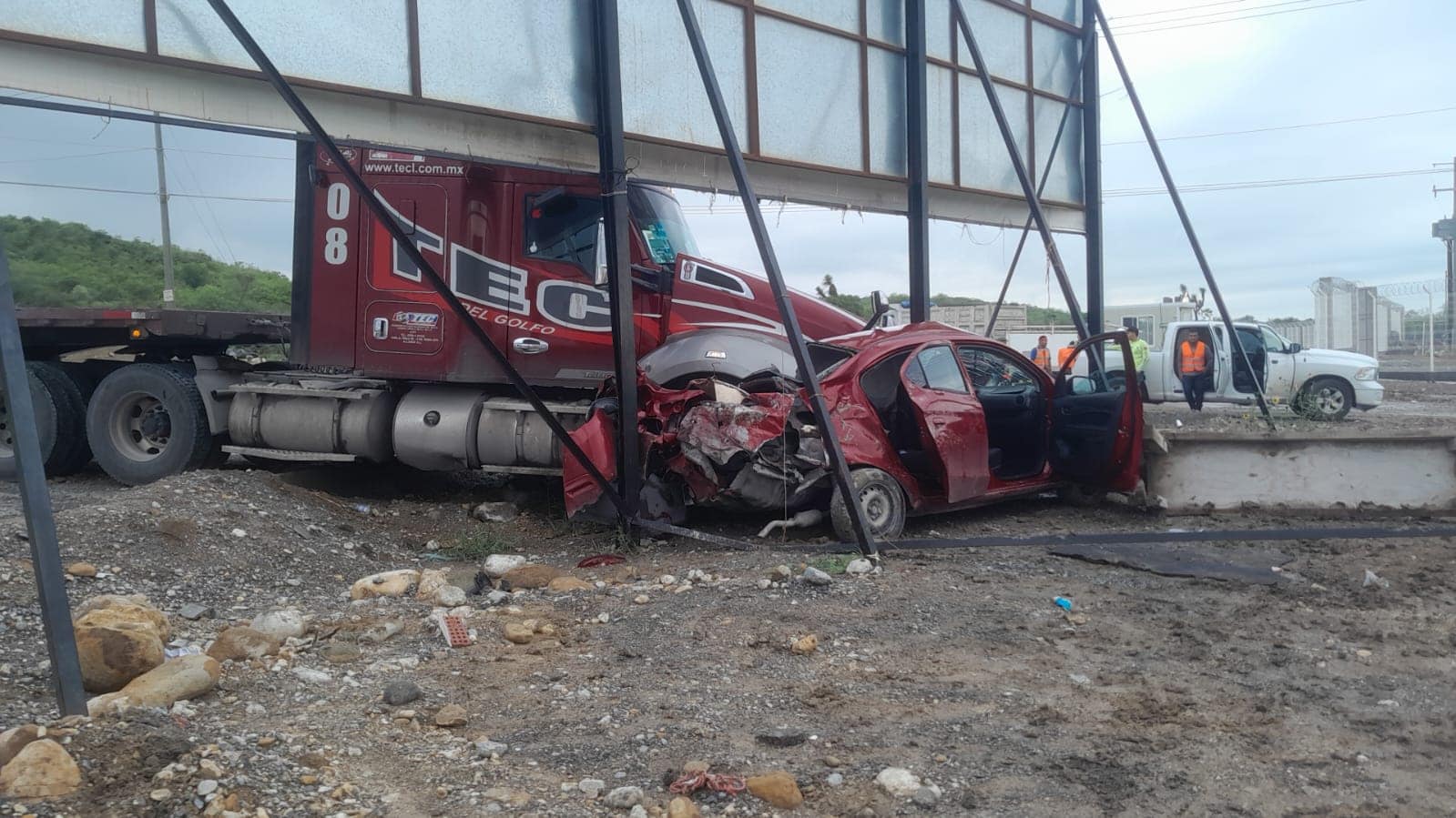 Un saldo de tres lesionados, entre ellos un menor de edad, dejó un choque entre un vehículo y una unidad de carga, ayer en el municipio de Juárez.