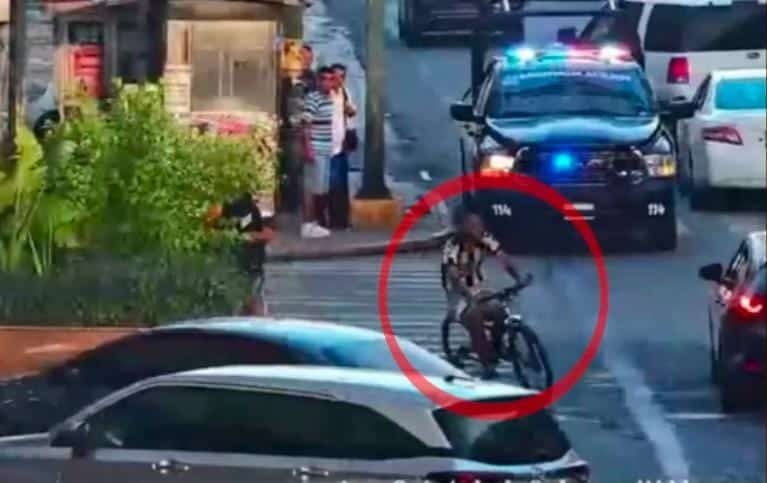 Dos hermanos fueron detenidos por oficiales de la Policía de Monterrey, luego de presuntamente amenazar a un joven para robarle un triciclo que utiliza para laborar, en el centro de la ciudad.