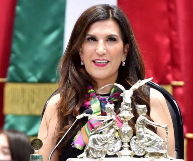 Asistirá al desfile Kenia López para representar al Congreso