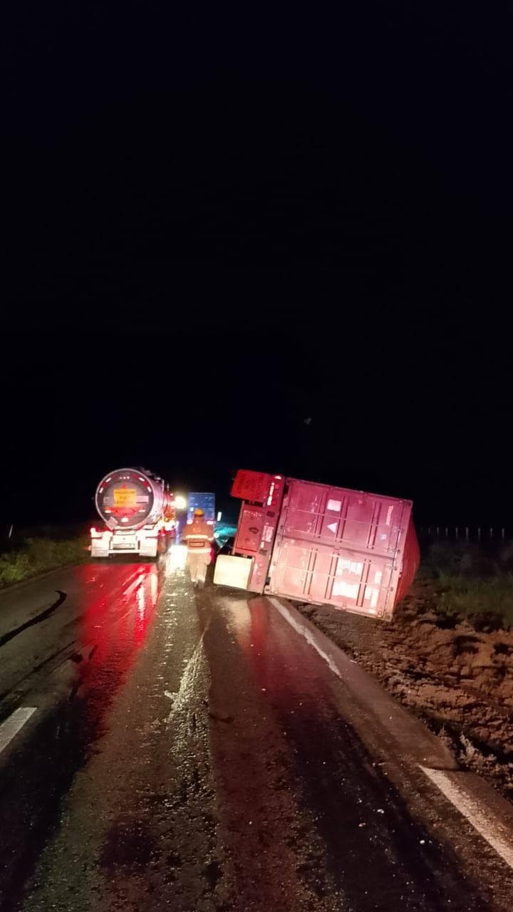 Un tráiler que transportaba malla metálica, se volcó la noche del domingo en la Carretera Nacional, municipio de Linares.